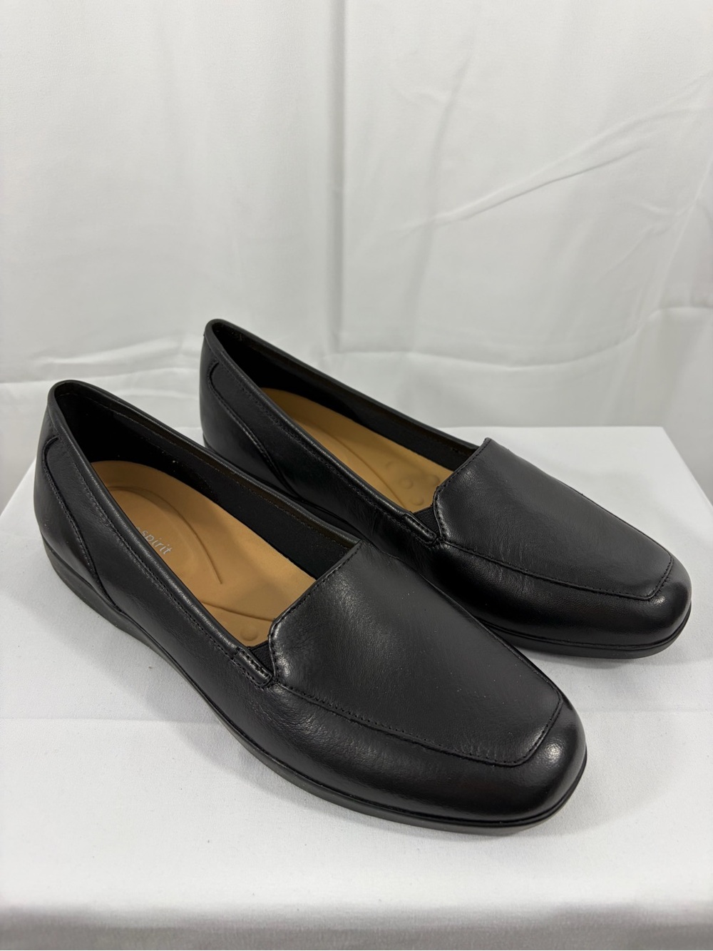 NWT Easy Spirit Women's Size 9.5 Black Leather Slip-On Loafers Comfortable Flat